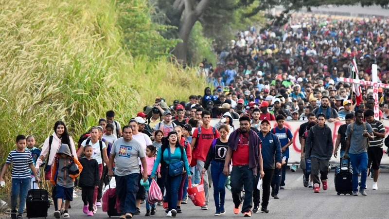 AMLO acusa a traficantes de personas de organizar caravanas